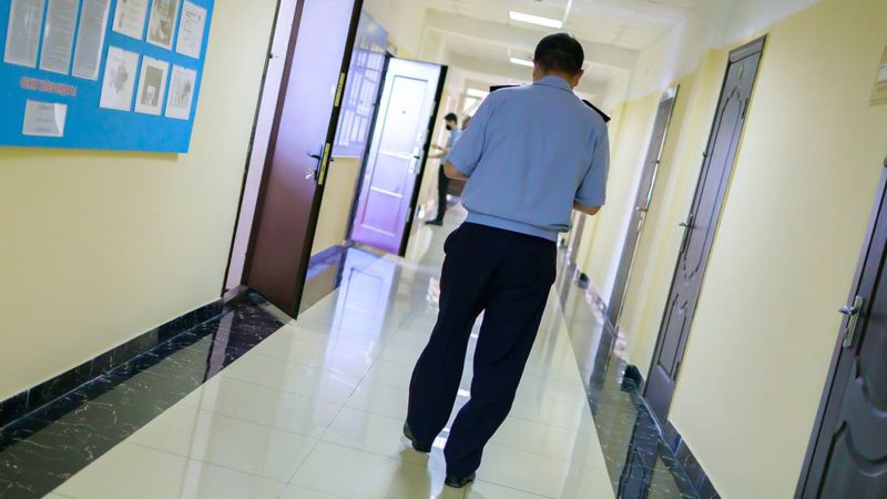 Полиция Полиция заң бұзған адамды ұстады
