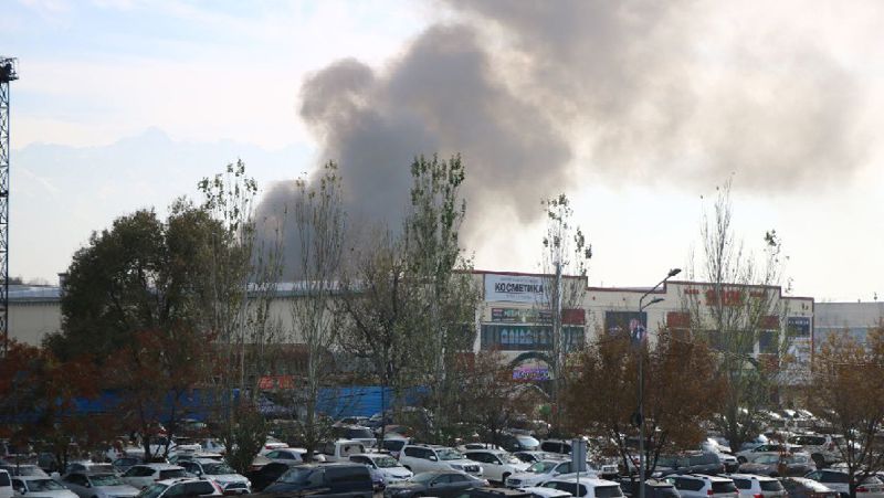 Пожар на барахолке в Алматы: фоторепортаж