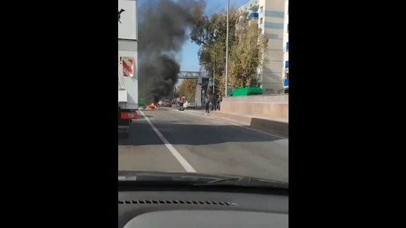 В Алматы сгорел мопед на дороге 