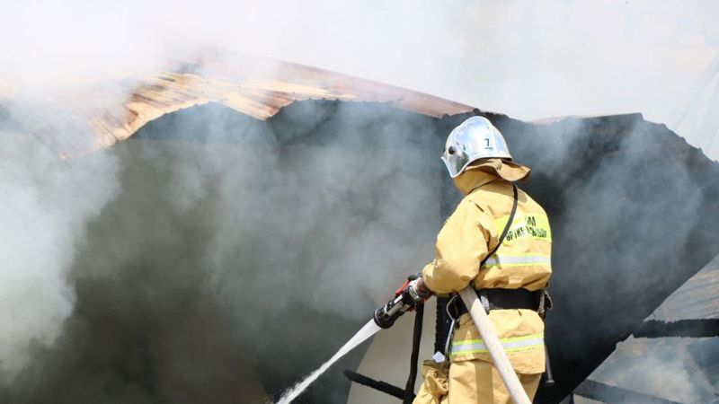 Во время тушения пожара в Костанайской области взорвались три газовых баллона