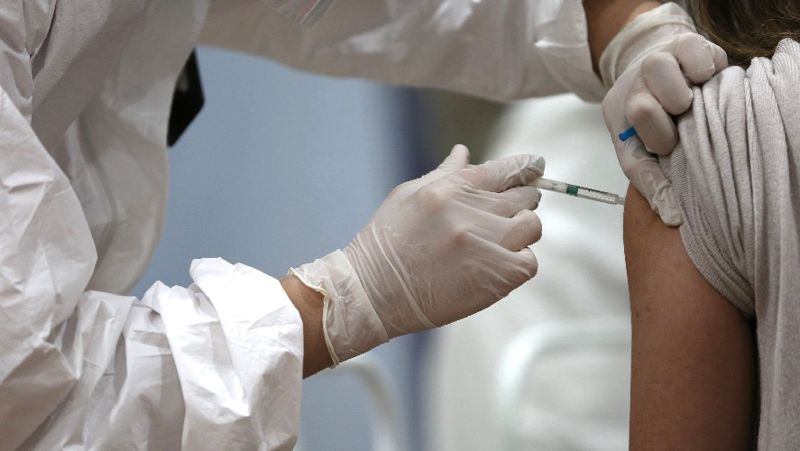 Вакцинация Вероятность заболеть COVID-19 после ревакцинации оценили врачи