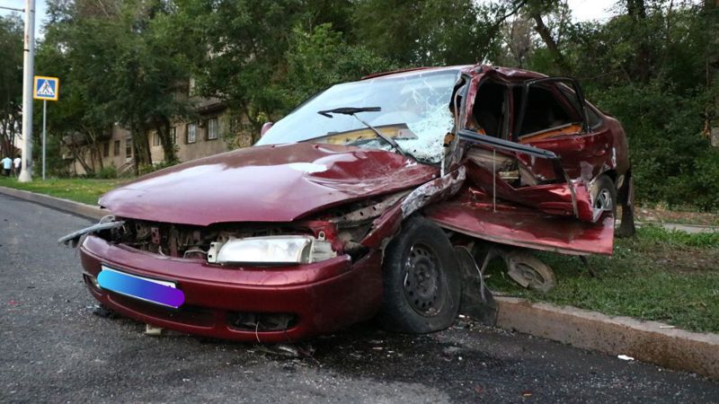 Двойное ДТП произошло в Алматы: двое пострадавших, виновник скрылся с места аварии