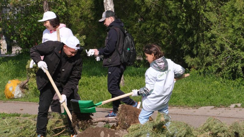 На общегородском субботнике в Алматы собрано 15 тысяч кубометров мусора и высажено 5 тысяч деревьев