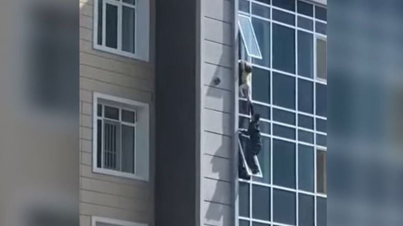 Астана, көп қабатты үй, терезе, қыз, ерлік