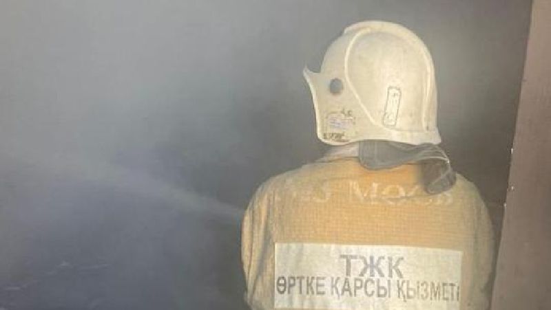 Крупный пожар произошел на территории рынка в Жетысае