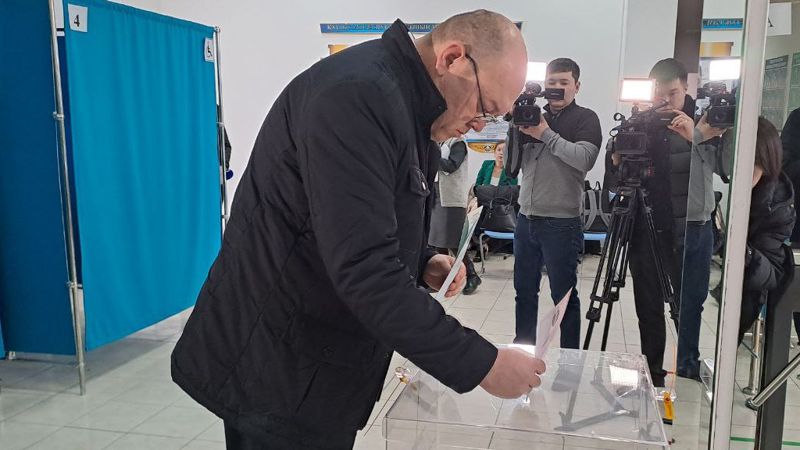 Лидер ОСДП Асхат Рахимжанов проголосовал на выборах 
