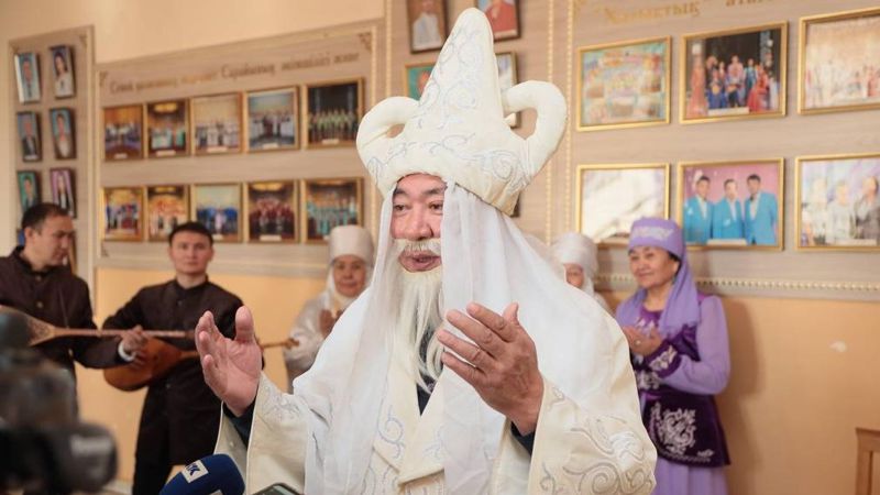 Персонаж казахской мифологии поздравил избирателей в Абайской области