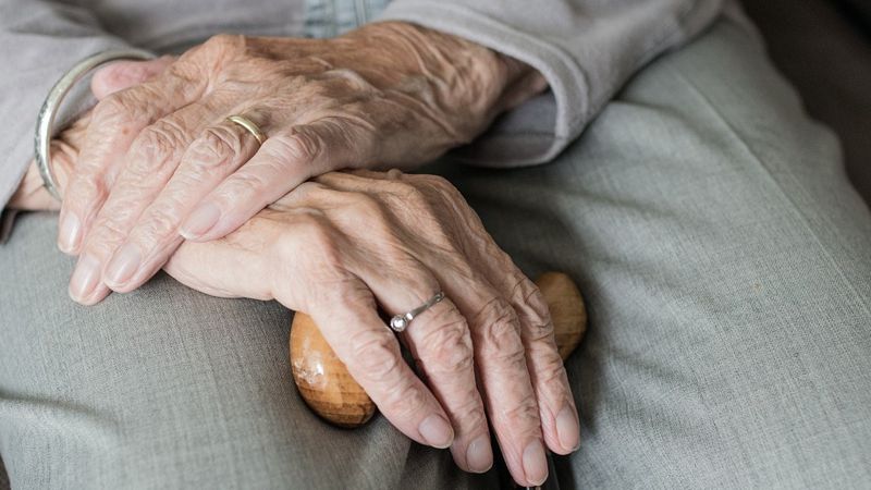 Дожить до 100 лет: врач раскрыл секрет долголетия