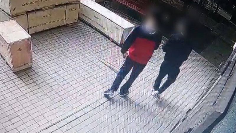 Обокрали и скрылись: Подростки-автоворы попали на камеру в Астане 