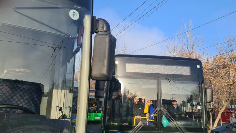 Коллапс в Алматы: два автобуса столкнулись на выделенке