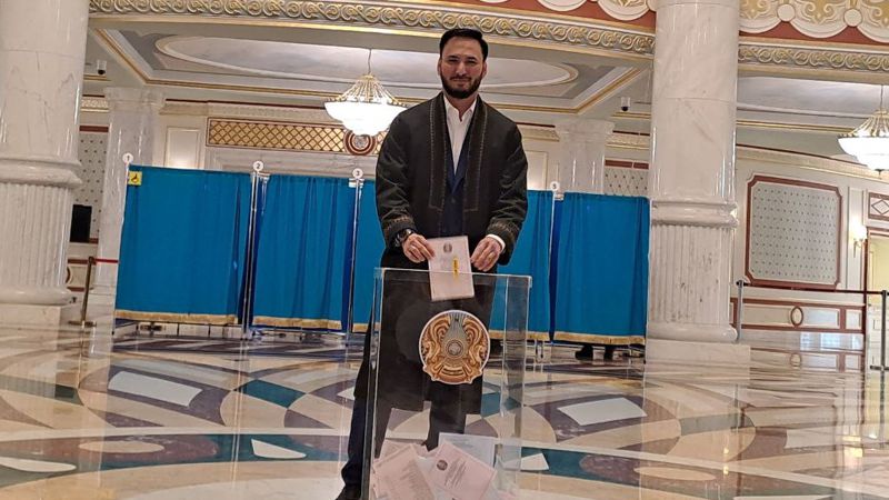 Лидер партии Respublika Айдарбек Кожаназаров пришел в чапане на выборы 