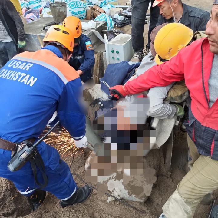 В Алматинской области строитель застрял в бетономешалке