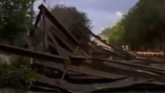 Ураган в Балхаше: снесло крышу жилого дома, есть пострадавшие