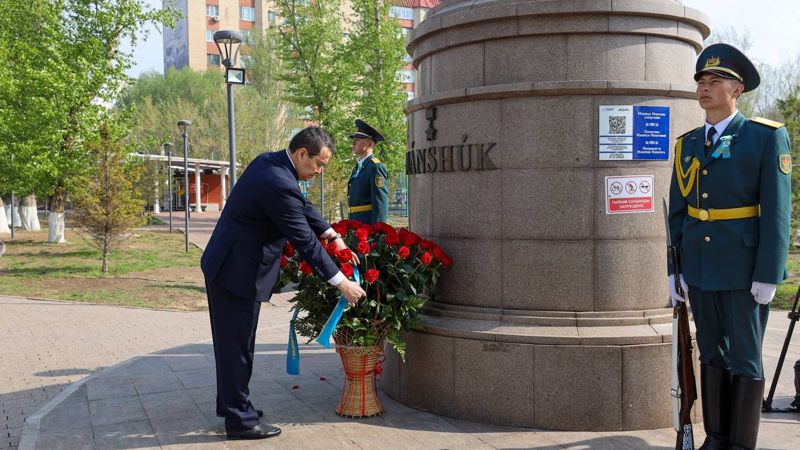 Смаилов возложил цветы к памятнику Маншук Маметовой