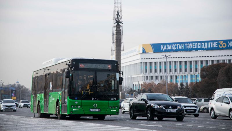 Автобус на площади Республики в Алматы Общественный транспорт возобновляет работу