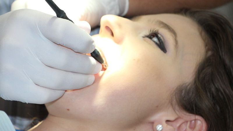 Стоматологи назвали своих врагов - пять главных разрушителей зубной эмали