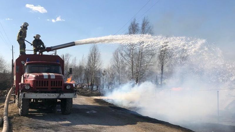 Пожар в Свердловской области: повреждены 92 строения, погиб один человек, эвакуировали 240 осужденных