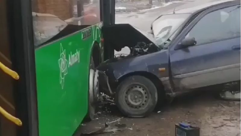 дтп с участием автобуса и легковушки алматы, автобус, легковушка, дтп, дп, комментарий