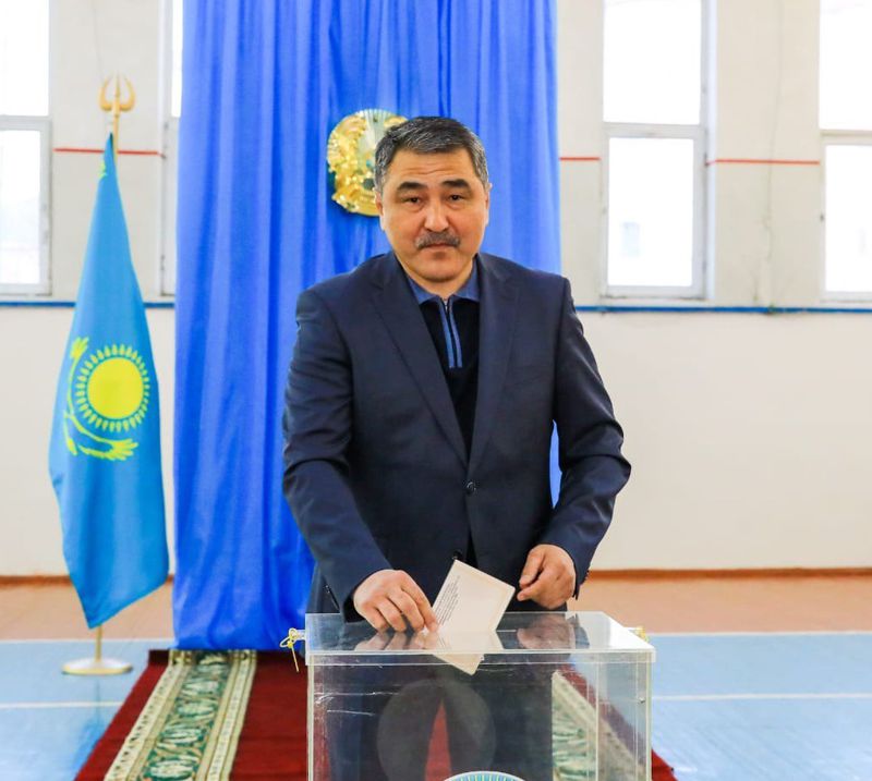 Аким Жамбылской области проголосовал на выборах депутатов Мажилиса и маслихатов