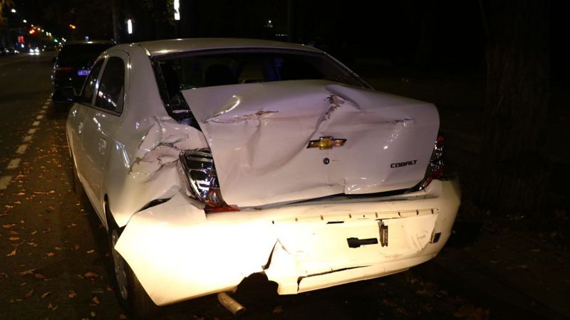 В Алматы Subaru Outback, проехав боком врезался в припаркованный авто и снес уличный фонарь