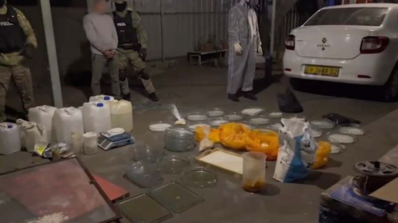 В Алматы в спецлаборатории "химика" изъяли 100 кг наркотиков