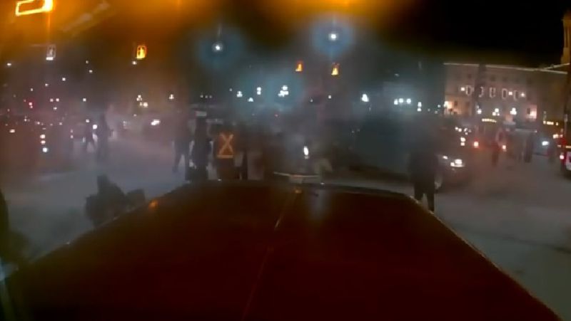 Ночной Виннипег Внедорожник врезался в толпу