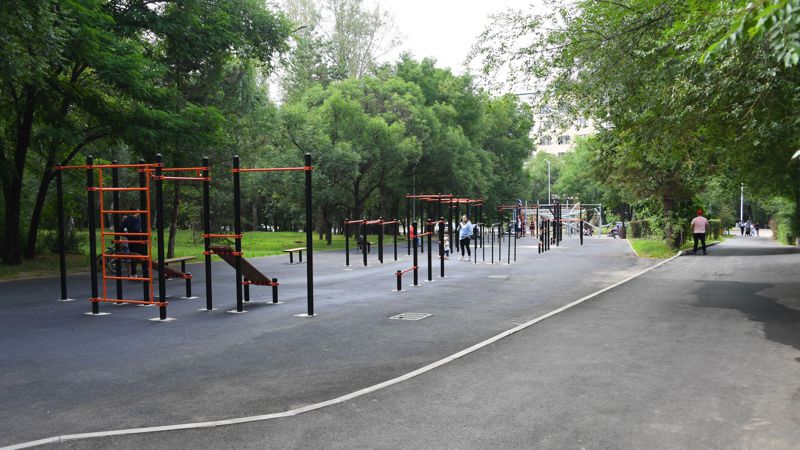 спортивная площадка в Алматы с турниками, фото - Новости Zakon.kz от 02.08.2023 18:53
