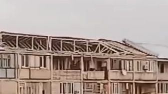  Ветром частично снесло крышу пятиэтажного дома в Каратау