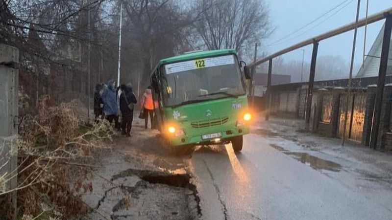Автобус провалился под асфальт в Алматы
