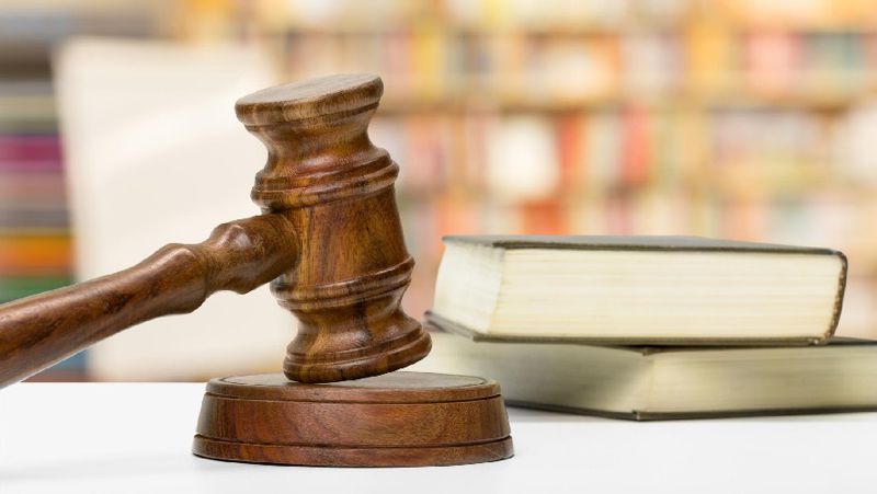 молоток судьи суд арест продление Мухтар Базарбаев Марат Принбеков