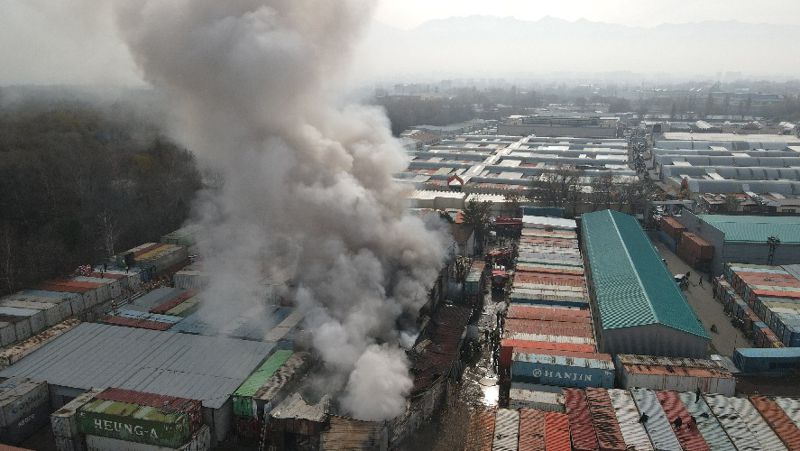 Пожар на барахолке в Алматы: фоторепортаж