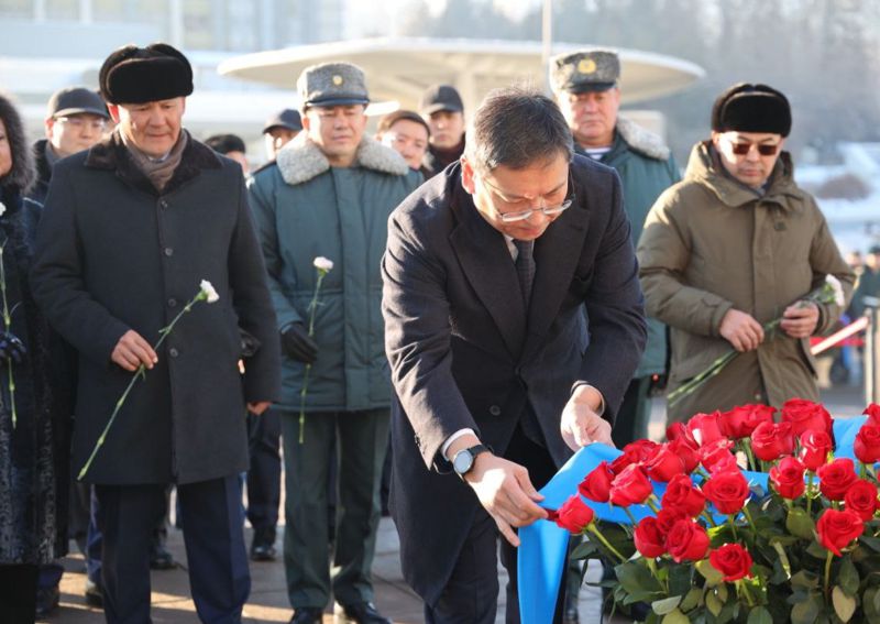 возложение цветов в Алматы к монументу Независимости