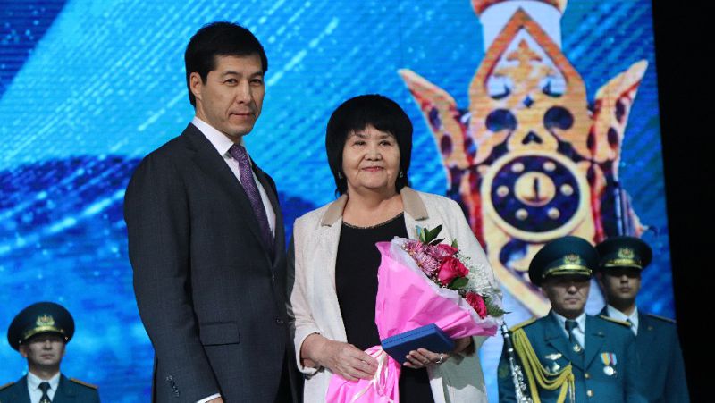 аким ЗКО вручил награды ко Дню Республики