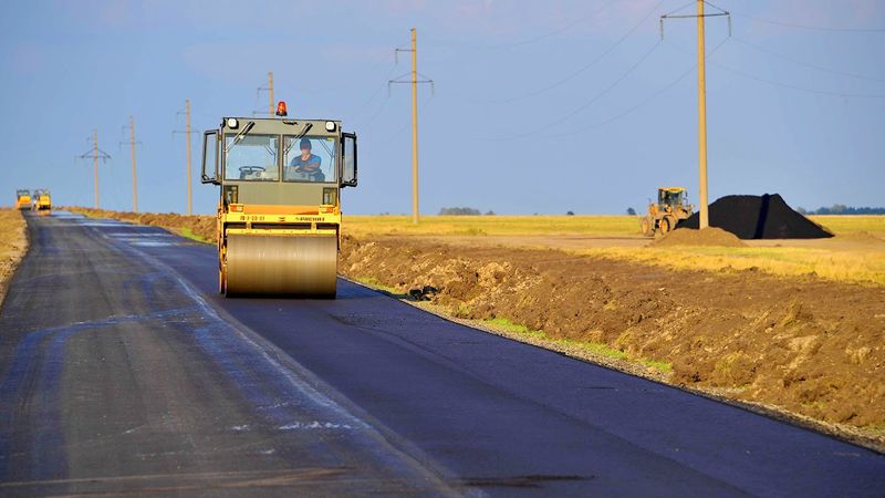 Дорогу в село Жетысуской области отремонтировали только с одной стороны
