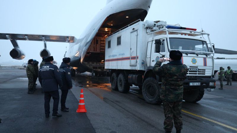 Фоторепортаж: вылет казахстанских спасателей и медиков в Турцию