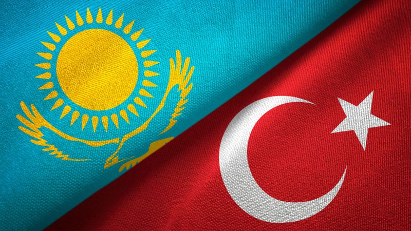 флаги Казахстана и Турции