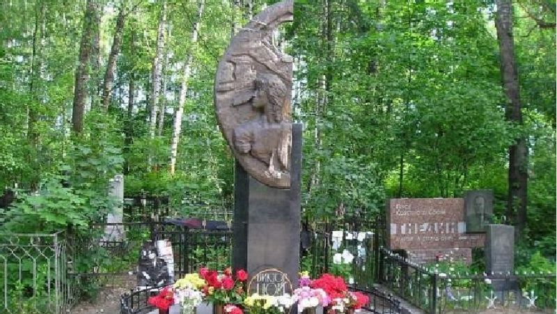 могила Виктора Цоя, кладбище Санкт-Петербург