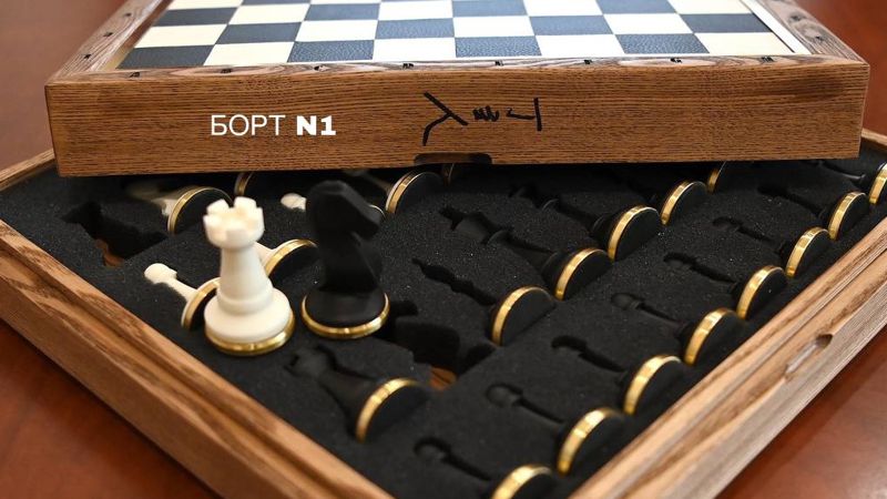 Ход королем: что подарили Токаеву известный шахматисты 
