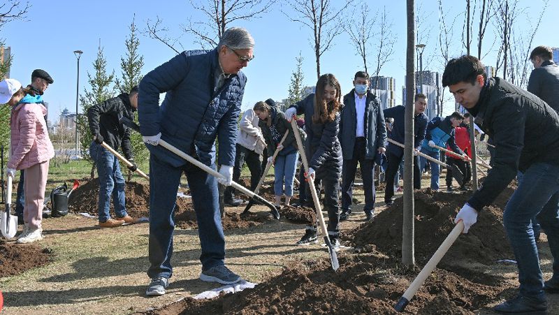 Президент Казахстана субботник дерево