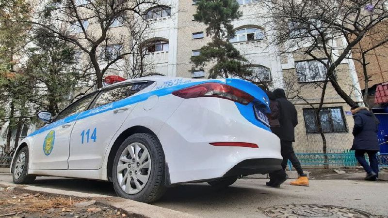 полицейская машина Соседи убитой девочки в Алматы рассказали подробности