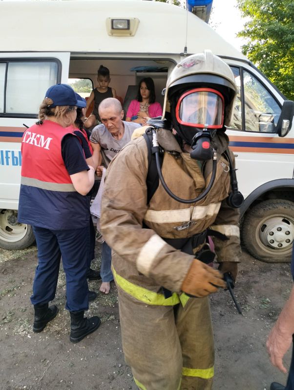 В Костанае разгорелся пожар в многоквартирном доме