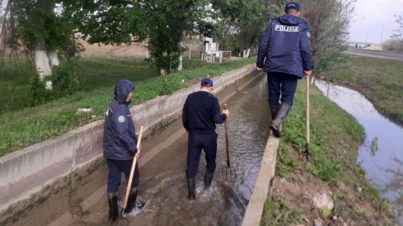 Полицейские осматривают канал В Туркестанской области убита девушка – полиция задержала старшеклассника