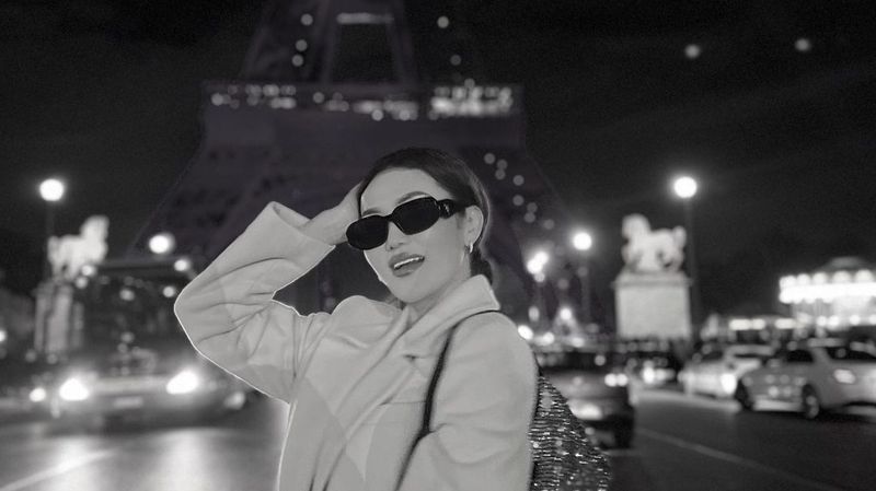 Ерке Есмахан заинтриговала фанатов фотографиями из Парижа