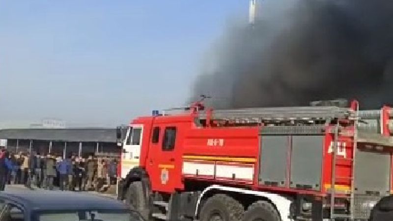 пожарная машина, пожар, рынок 