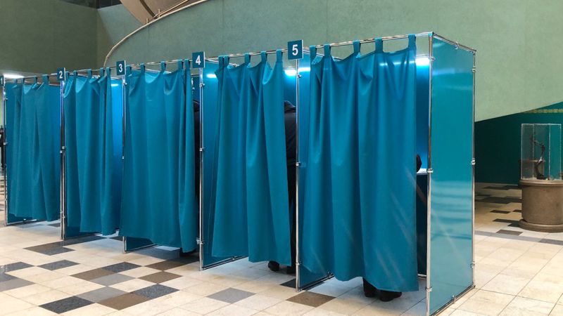 Дауыс беру кабинасы АСК Алматыдағы кейбір учаскелердің кабинаcында неге перде жоқ екенін түсіндірді