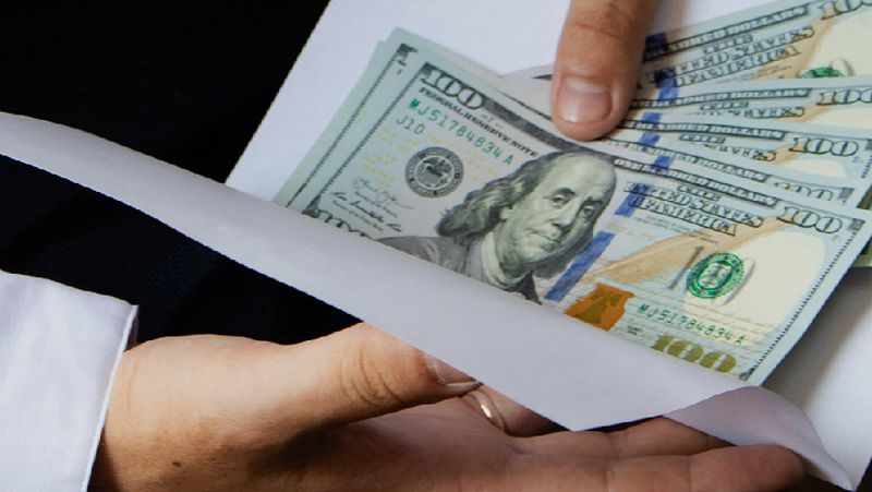 доллары в конверте взятка, нарушение, исследование