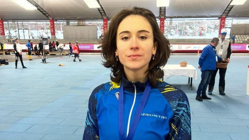 Алина Дауранова награждена "золотом" Кубка мира среди юниоров по конькобежному спорту
