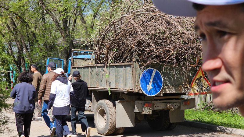 субботник в Алматы, организован вывоз мусора