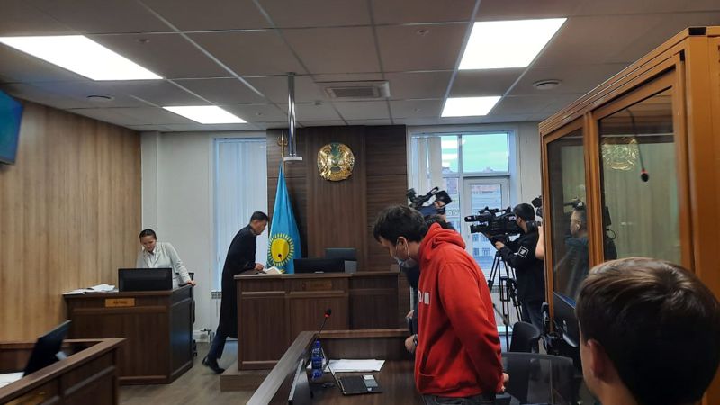 Казахстан Астана студент дети старики издевательство суд
