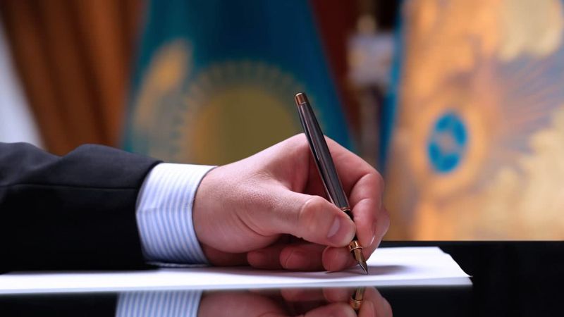 подписание В двух областях Казахстана назначены главы ДЭР